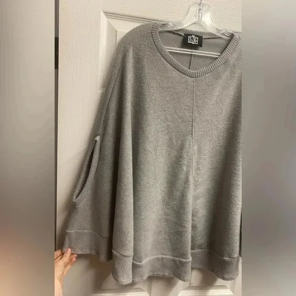 LUXE Boutique Poncho Oversized Soft Sweater Size Medium - Picture 2 of 4